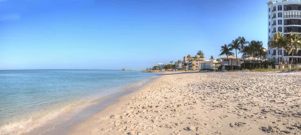 Ciel bleu clair sur Lowdermilk Beach — Photo