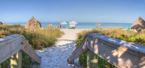 Clear blue sky over Lowdermilk Beach — Stock Photo, Image