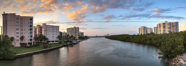 Céu por do sol e nuvens sobre o rio Vanderbilt Channel — Fotografia de Stock