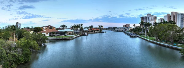 Cielo al atardecer y nubes sobre el río Vanderbilt Channel — Foto de Stock