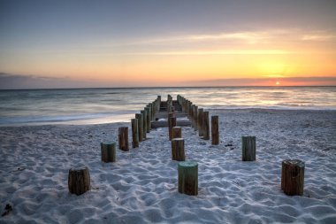 Eski Napoli iskelede batımında Naples beach, Florida okyanusta kalıntıları