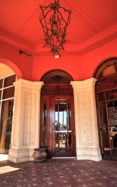 Naples, Florida, Amerika Birleşik Devletleri - 29 Nisan 2018: Renkli koridor ve fuaye Naples, Florida liman boyunca 3 cadde boyunca