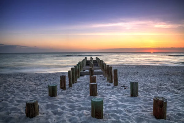 Ruïnes van het oude Napels Pier bij zonsondergang op de Oceaan — Stockfoto