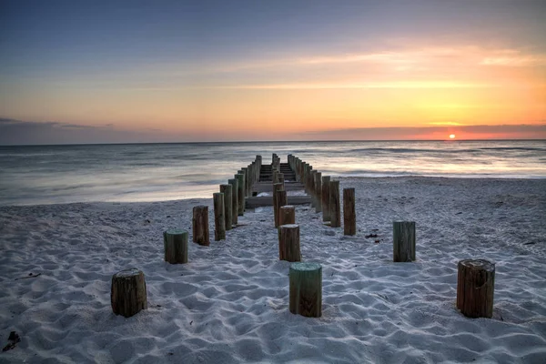 Ruïnes van het oude Napels Pier bij zonsondergang op de Oceaan — Stockfoto