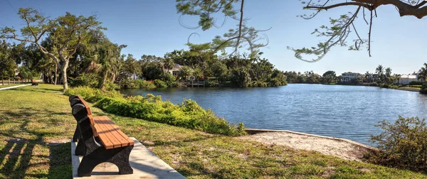 Vacker Utsikt Över Damm Och Park Från Bänk Naples Florida — Stockfoto