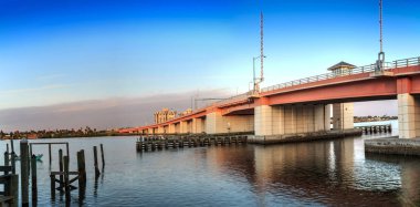 Kuzey Causeway Köprüsü Şafakta Hint Nehri üzerinde 