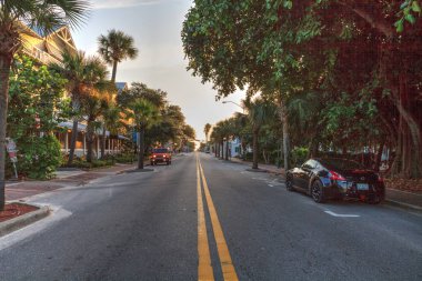 New Smyrna Beach, Florida 'da Flagler Bulvarı üzerinde gün doğumu.