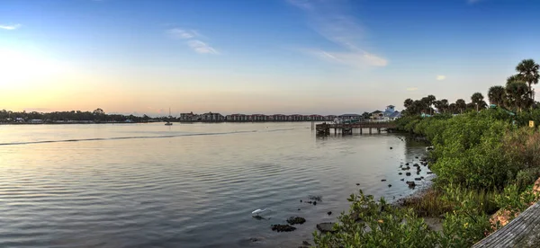 Botes y vistas frente al mar al amanecer sobre el río Indio — Foto de Stock