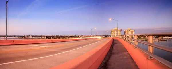 Ponte North Causeway ao amanhecer sobre o Rio Indiano — Fotografia de Stock