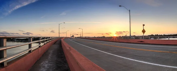 Ponte North Causeway ao amanhecer sobre o Rio Indiano — Fotografia de Stock