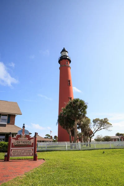 Latarnia morska i muzeum w Ponce Inlet niedaleko Ne — Zdjęcie stockowe