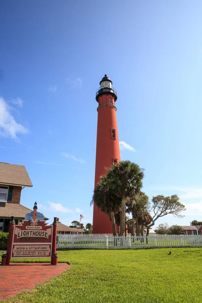 Latarnia morska i muzeum w Ponce Inlet niedaleko Ne — Zdjęcie stockowe