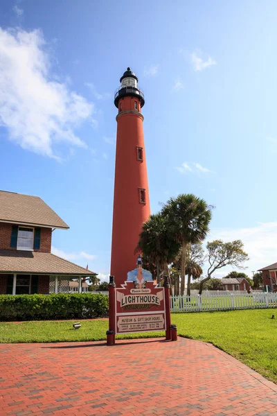 Latarnia morska i muzeum w Ponce Inlet niedaleko Ne — Zdjęcie stockowe