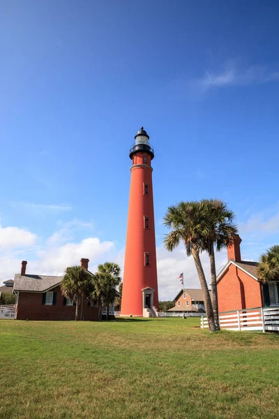 Latarnia morska i muzeum w Ponce Inlet niedaleko Ne — Zdjęcie stockowe