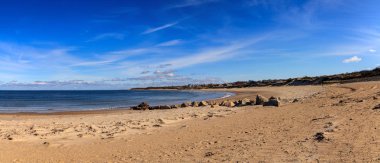 Dennis, Massachusetts, Ca 'daki Corporation Beach' te mavi gökyüzü