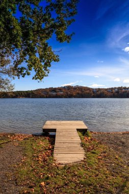 Scargo Gölü, Dennis Massachusetts 'in tepesine tepeden bakıyor.
