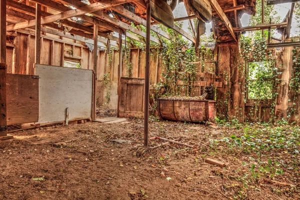放棄された農場で老朽化した馬小屋を実行します — ストック写真