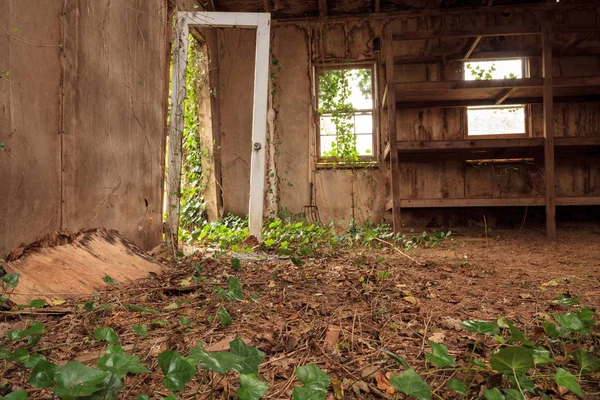 Rothadó lóistállót kell lerombolni egy elhagyatott farmon. — Stock Fotó