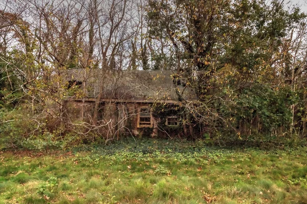 Correr para baixo celeiro de cavalo em ruínas em uma fazenda abandonada — Fotografia de Stock