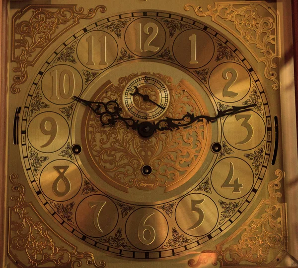 Stary, ozdobny zegar dziadka o 10: 13 ze złotymi stanikami. — Zdjęcie stockowe