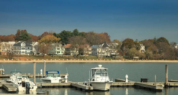 Boston paseo marítimo con barcos cerca del agua en Massachusetts en —  Fotos de Stock