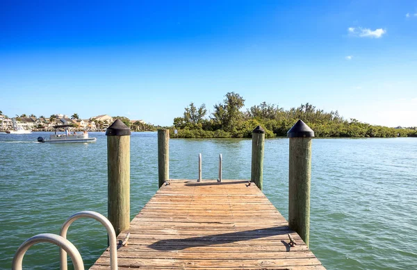 Quai à la rivière Loxahatchee au large du parc de la baie Sawfish — Photo