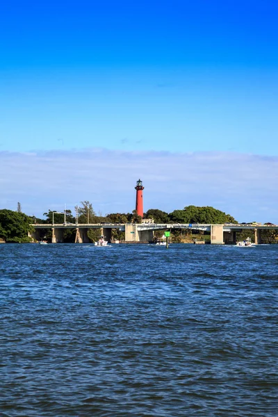 Jupiter inlet Leuchtturm von der anderen Seite des Wassers in jupiter — Stockfoto