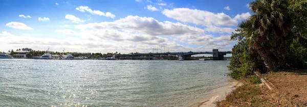 Loxahatchee River with the Jupiter Inlet Lighthouse in the backg — Stockfoto