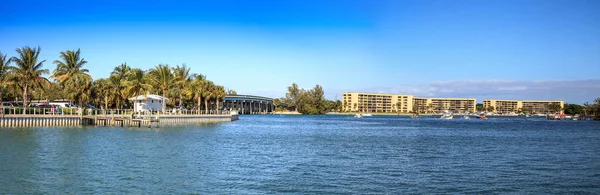 Loxahatchee River mit dem Jupiter Bucht Leuchtturm im Hintergrund — Stockfoto