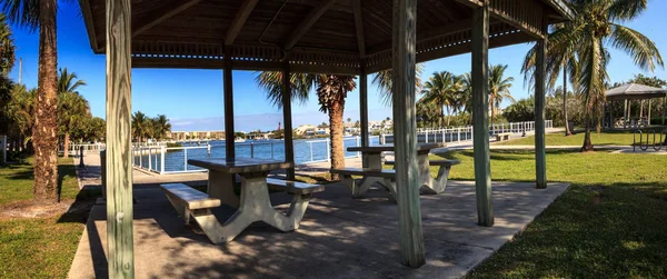 Picknicktische im Sawfish Bay Park in Jupiter — Stockfoto