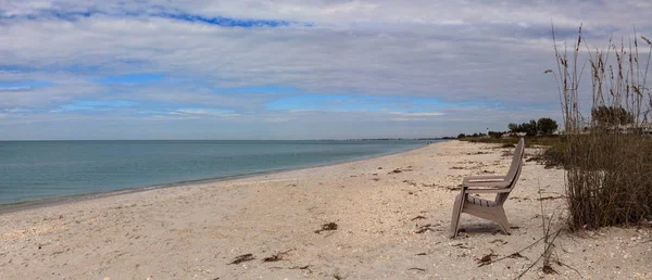 Beach chairs on Boca Grande Beach on Boca Grande on Gasparilla I — Stock Photo, Image