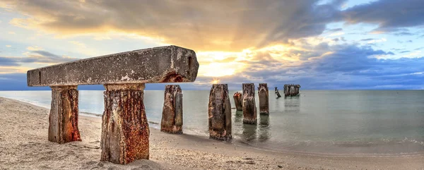 Puesta de sol sobre viejo muelle de pesca de piedra abandonado llamado Bocahenge — Foto de Stock