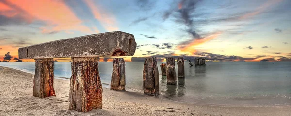 Puesta de sol sobre viejo muelle de pesca de piedra abandonado llamado Bocahenge — Foto de Stock