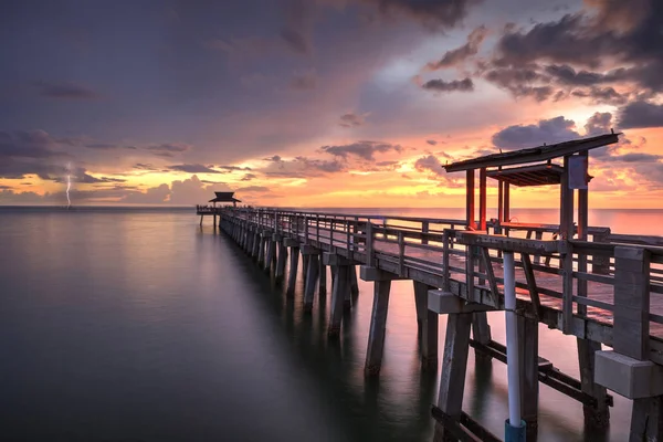 Lightening behind Pink and purple sunset over the Naples Pier on — Stock Photo, Image