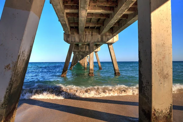 Deerfield Beach móló a kék ég alatt — Stock Fotó