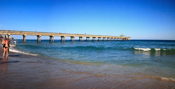 Deerfield Beach Pier bajo un cielo azul — Foto de Stock