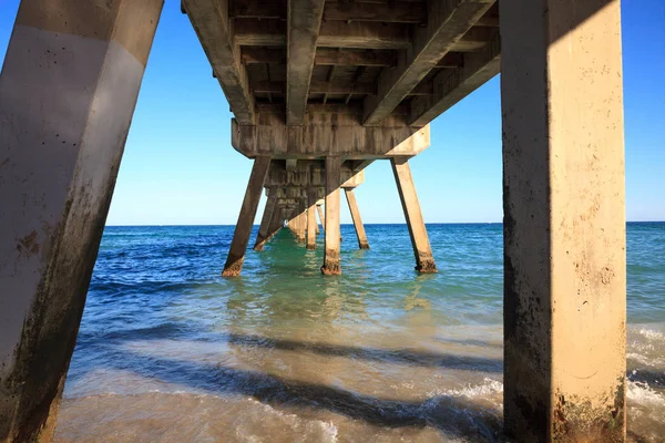 Deerfield Beach Pier sob um céu azul — Fotografia de Stock