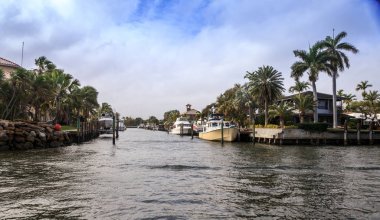 Hillsboro Körfezi Su Yolu Hillsboro Sahili 'ne gidiyor.