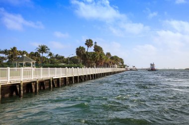 Hillsboro Körfezi Su Yolu Hillsboro Sahili 'ne gidiyor.