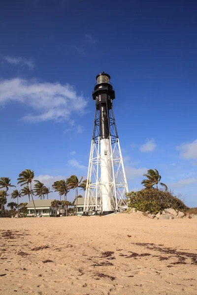 Faro de Hillsboro a lo largo de la orilla de Hillsboro Beach — Foto de Stock