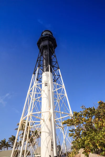 Faro de Hillsboro a lo largo de la orilla de Hillsboro Beach — Foto de Stock