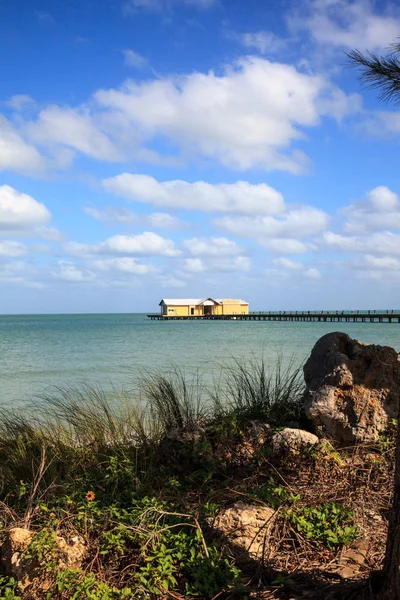 Blauer Himmel über der Anlegestelle der Insel anna maria — Stockfoto