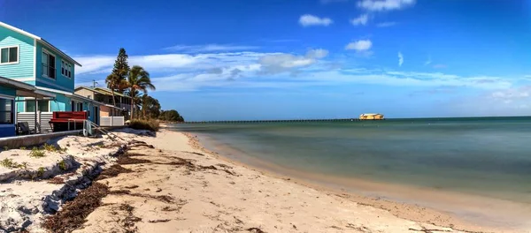 Blue sky over the Anna Maria Island City pier — ストック写真