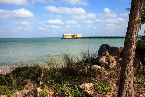 Blauer Himmel über der Anlegestelle der Insel anna maria — Stockfoto