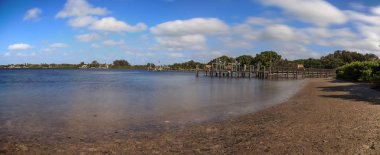 Bulutlar ve mavi gökyüzü Jones Bayou rıhtımında