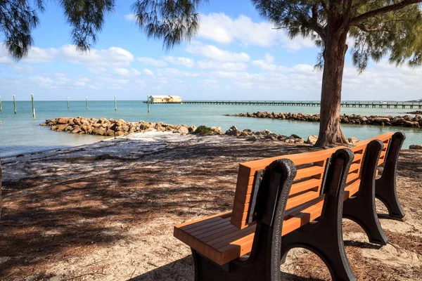 Bench overlooks the Anna Maria Island City pier — Stock Photo, Image