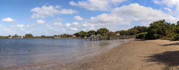 Nubes y cielo azul sobre el muelle de Jones Bayou — Foto de Stock