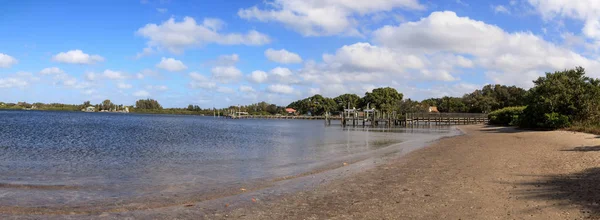 Moln och blå himmel över Jones Bayou piren — Stockfoto