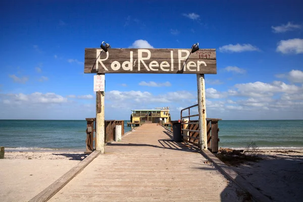Rod and Reel Pier Boardwalk บนเกาะแอนนา มาเรีย — ภาพถ่ายสต็อก