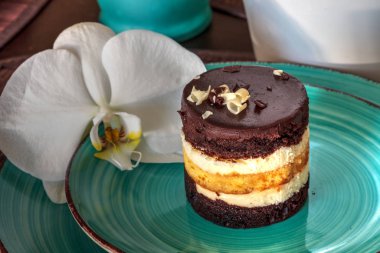 Beyaz ve siyah çikolatalı mus tatlısı.